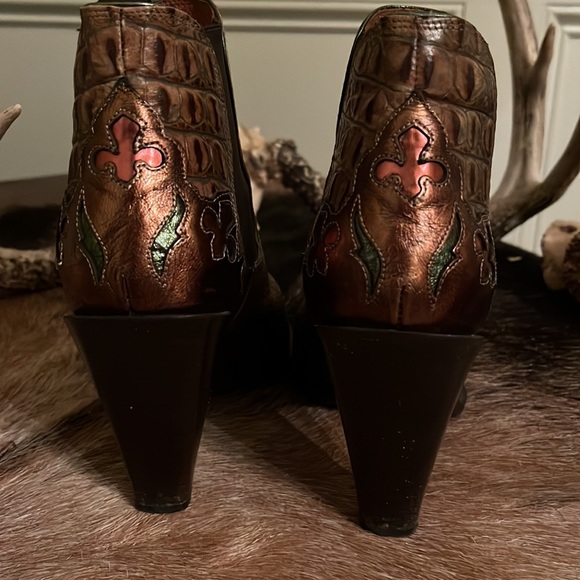 Donald Pliner Alligator Print Bronze Bootie 5 1/2 - Picture 6 of 6